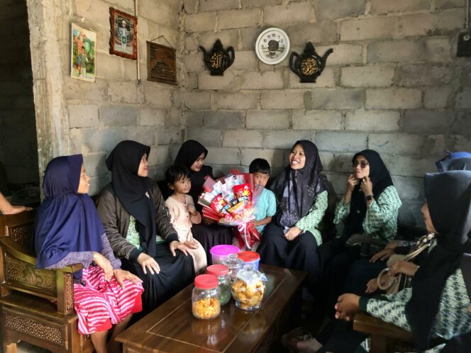 
Muharram Berkah, Fatayat NU Windusari Antar Donasi ke 41 Anak Yatim