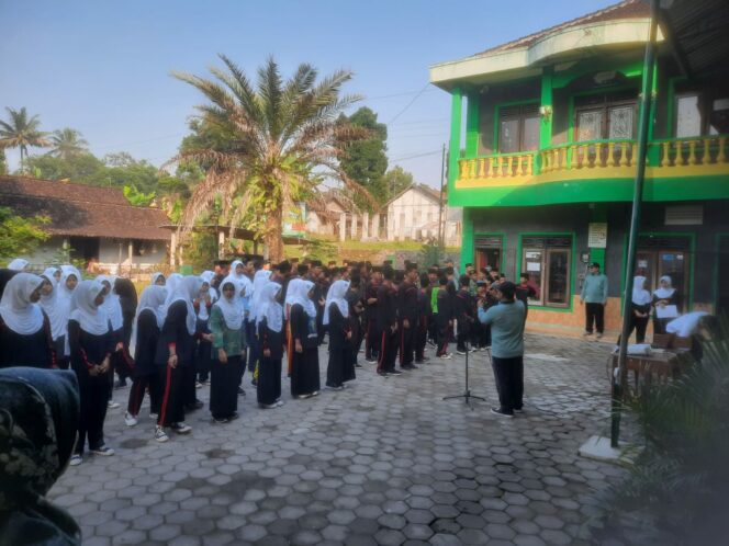 
MTs Ma’arif NU Roudlotul Mubtadiien Mungkid Semarakkan Hari Anak Nasional 2025 dengan Semangat Kebersamaan