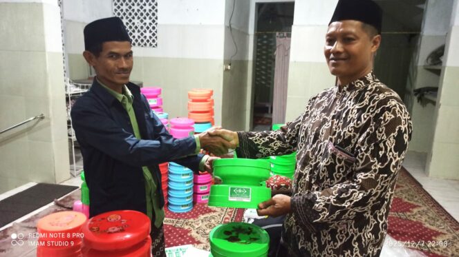 
NU Care LAZISNU Ranting Salam Salurkan Ratusan Kursi dan Kitab Pasholatan untuk Warga