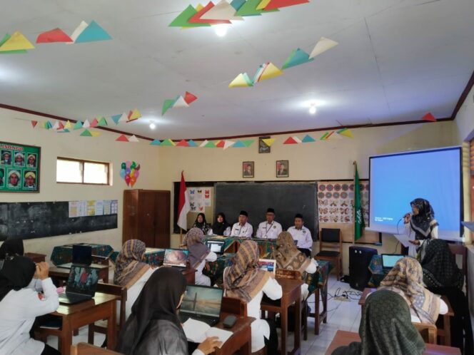 
Tingkatkan Kapasitas Guru, Madrasah Ibtidaiyah se-Kecamatan Tempuran Gelar Workshop Kurikulum Berbasis Cinta