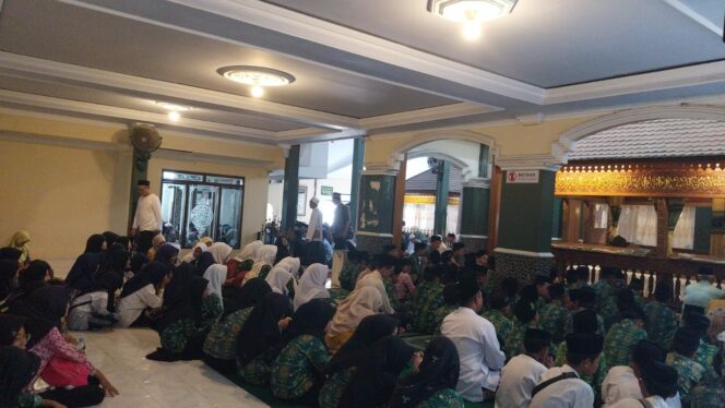 
Ikhtiar Batin Jelang Ujian, LP Ma’arif NU Srumbung Gelar Ziarah Auliya Bersama Kiai Abu Samsudin