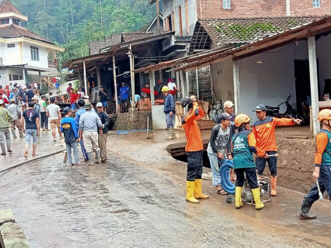 
LPBI NU PCNU Kabupaten Magelang Dirikan Dapur Umum dan Bantu Bersihkan Material Banjir Bandang Citrosono