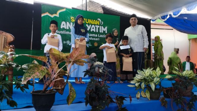 
Muslimat dan Fatayat NU Madusari Gelar Santunan 39 Anak Yatim pada Muharam 1448 H