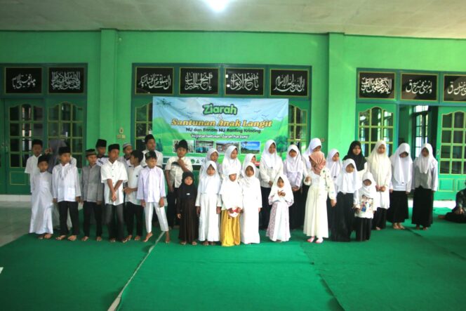 
Padukan Wisata Edukasi dan Spiritual, NU Ranting Krincing Sukses Gelar Ziarah dan Santunan “Anak Langit” 1448 H