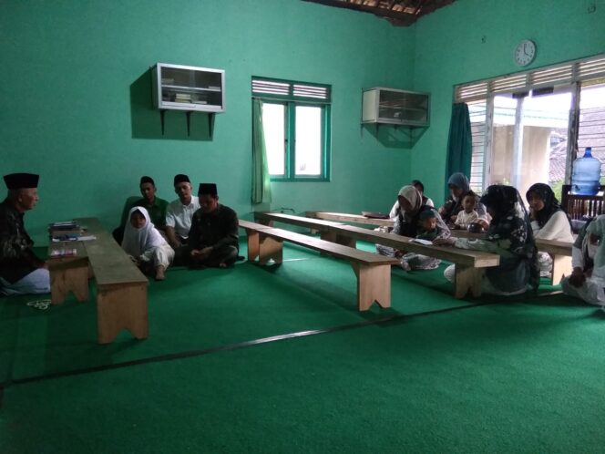 
Muharram Penuh Berkah, NU Kalijoso Santuni Tujuh Anak Yatim