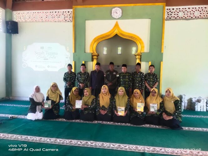 
Dukung Pendidikan, UPZIS NU MWCNU Secang Salurkan Ratusan Buku Tulis untuk 16 MI Ma’arif